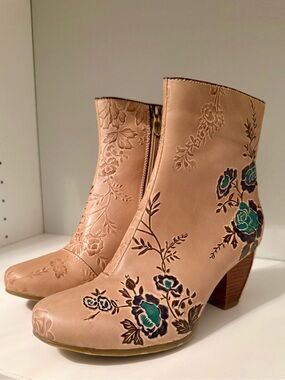 L’artiste Women's Blush Floral Embossed Ankle Boots with Teal Accents